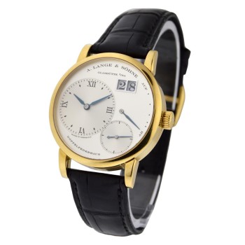 Um relógio Lange & Söhne Lange 1 em ouro amarelo com pulseira e mostrador prateados (código 111.021). Um relógio Lange & Söhne Lange 1 em ouro amarelo com pulseira e mostrador prateados (código 111.021).