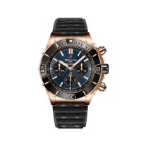 Relógio Breitling Super Chronomat B01 44 em ouro vermelho 18k com pulseira de borracha RB01362A1C1S1