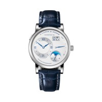 Um relógio Lange & Söhne LANGE 1 MOON PHASE 25º Aniversário em ouro branco 18 quilates, modelo 192.066. Um relógio Lange & Söhne LANGE 1 MOON PHASE 25º Aniversário em ouro branco 18 quilates, modelo 192.066.
