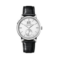 Um relógio Lange&Söhne 381.026 Saxonia Grand Date em ouro branco/prata Um relógio Lange&Söhne 381.026 Saxonia Grand Date em ouro branco/prata