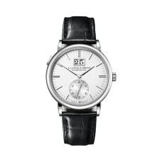 Um relógio Lange&Söhne 381.026 Saxonia Grand Date em ouro branco/prata