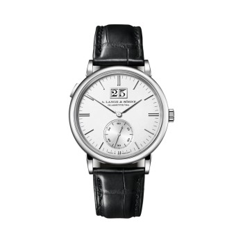 Um relógio Lange&Söhne 381.026 Saxonia Grand Date em ouro branco/prata