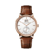 Um relógio Lange & Söhne Saxony Oversized Date 381.032.