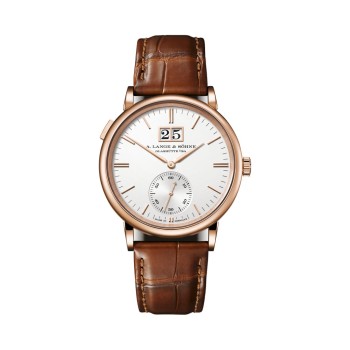 Um relógio Lange & Söhne Saxony Oversized Date 381.032.