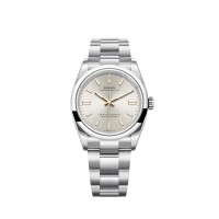 Rolex Oyster Perpetual 36 com bracelete Oyster e mostrador prateado.