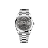 Rolex Day-Date 40 com mostrador em platina e padrão listrado. Luneta lisa.