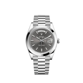 Rolex Day-Date 40 com mostrador em platina e padrão listrado. Luneta lisa.