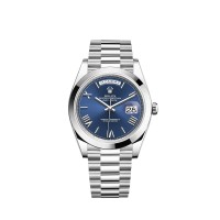 Rolex Day-Date 40 com bracelete President em platina e mostrador azul brilhante.