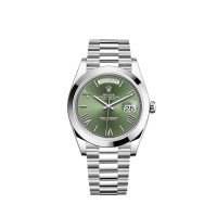 Rolex Day-Date 40 em platina com mostrador verde-oliva e bisel liso.
