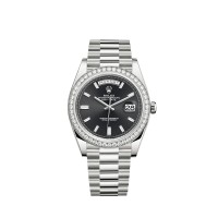 Rolex Day-Date 40 em ouro branco 18 quilates com mostrador cravejado de diamantes negros.
