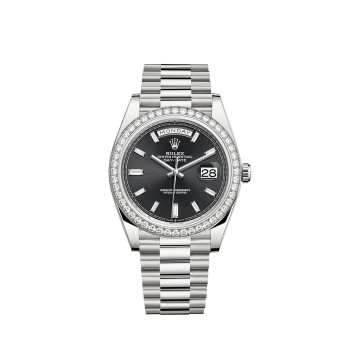 Rolex Day-Date 40 em ouro branco 18 quilates com mostrador cravejado de diamantes negros.