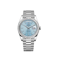 Rolex Day-Date 40 com mostrador azul em platina e bisel com motivo diagonal cravejado de diamantes.