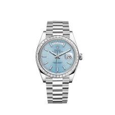 Rolex Day-Date 40 com mostrador azul em platina e bisel com motivo diagonal cravejado de diamantes. Rolex Day-Date 40 com mostrador azul em platina e bisel com motivo diagonal cravejado de diamantes.