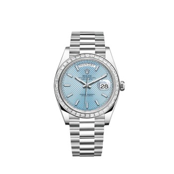 Rolex Day-Date 40 com mostrador azul em platina e bisel com motivo diagonal cravejado de diamantes.