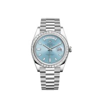 Rolex Day-Date 40 em platina com mostrador e bisel azul gelo cravejados de diamantes.