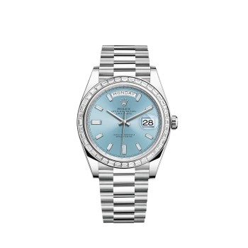 Rolex Day-Date 40 em platina com mostrador e bisel azul gelo cravejados de diamantes.