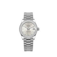 Rolex Datejust 31 President com pulseira em ouro branco e mostrador prateado.